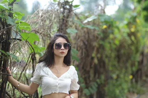 Woman Undresses and Turns to Display Her Figure – photo 15 of 21
