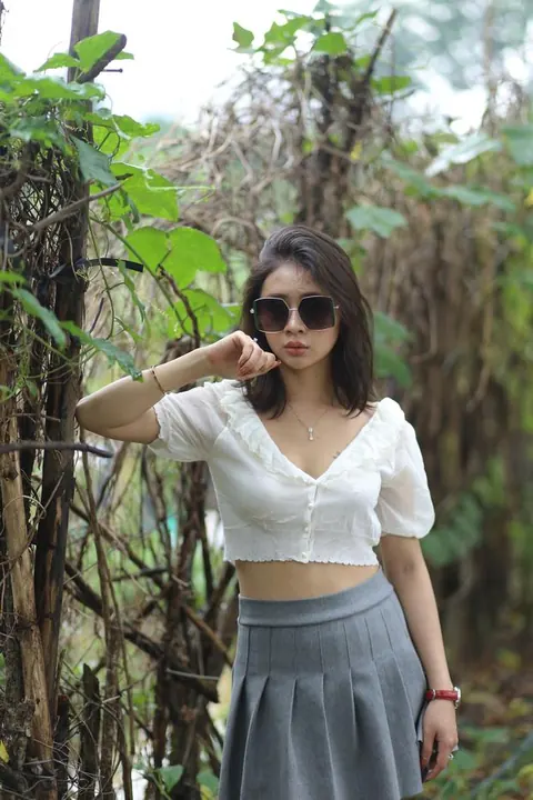 Woman Undresses and Turns to Display Her Figure – photo 4 of 21
