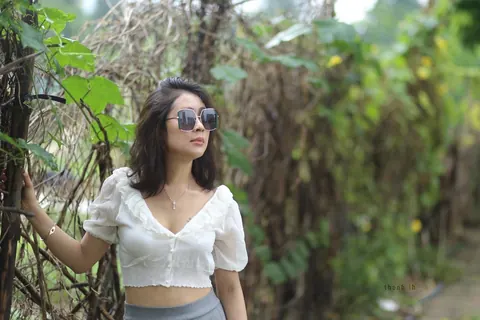 Woman Undresses and Turns to Display Her Figure – photo 10 of 21