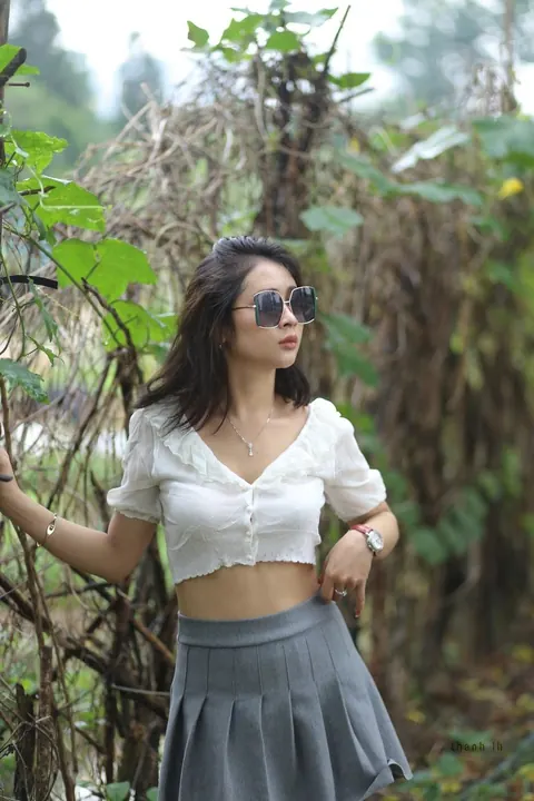 Woman Undresses and Turns to Display Her Figure – photo 18 of 21