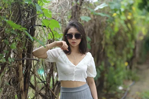 Woman Undresses and Turns to Display Her Figure – photo 2 of 21