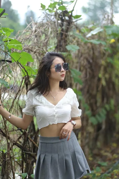 Woman Undresses and Turns to Display Her Figure – photo 17 of 21