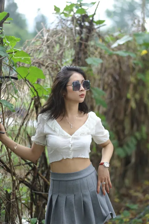Woman Undresses and Turns to Display Her Figure – photo 19 of 21