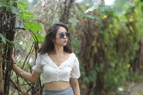 Woman Undresses and Turns to Display Her Figure – photo 20 of 21