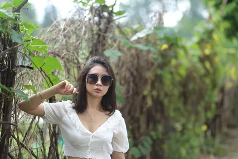 Woman Undresses and Turns to Display Her Figure – photo 5 of 21