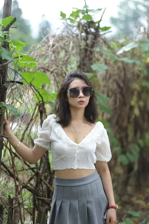 Woman Undresses and Turns to Display Her Figure – photo 7 of 21