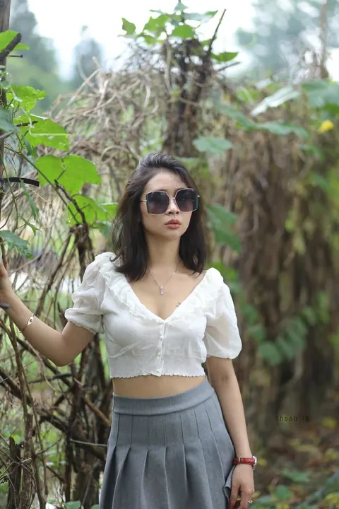 Woman Undresses and Turns to Display Her Figure – photo 9 of 21