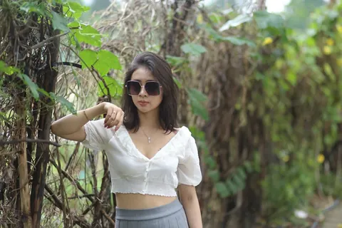 Woman Undresses and Turns to Display Her Figure – photo 3 of 21
