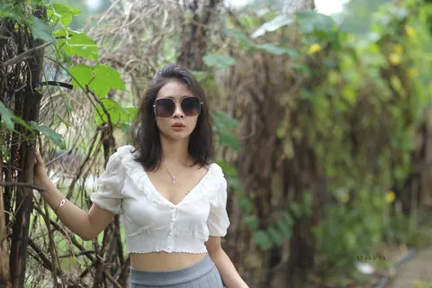Woman Undresses and Turns to Display Her Figure – photo 12 of 21