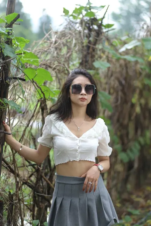 Woman Undresses and Turns to Display Her Figure – photo 14 of 21