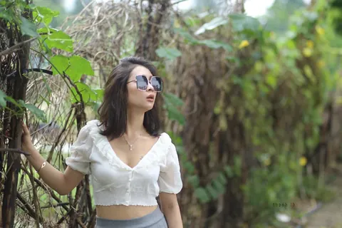 Woman Undresses and Turns to Display Her Figure – photo 11 of 21