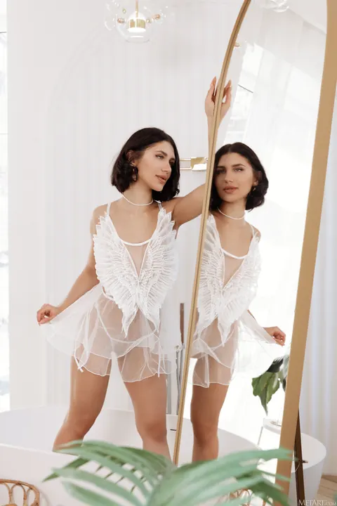 Short-Haired Brunette Undresses and Poses Nude – photo 6 of 21