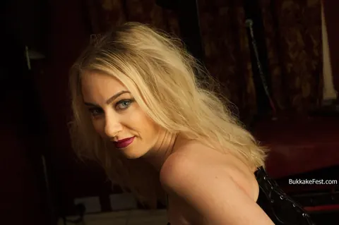 Grace Harper: Tall Blonde MILF Flaunts Leather Corset and Boots – photo 3 of 20