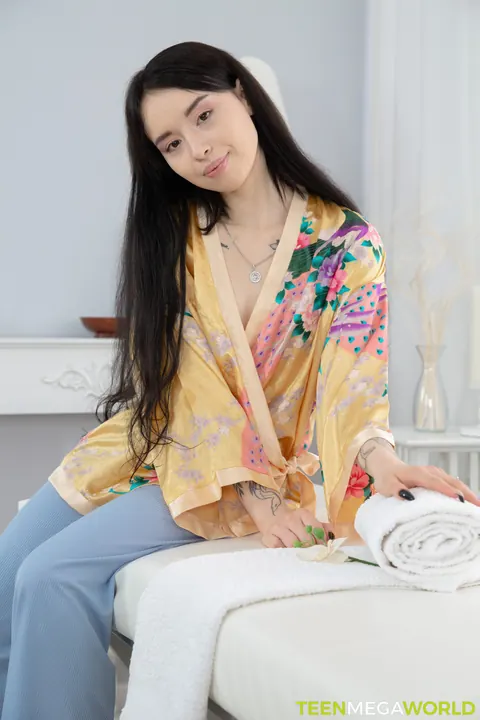 Korolina Beiman: Black-Haired Woman Takes Double Penetration on Massage Table – photo 3 of 21