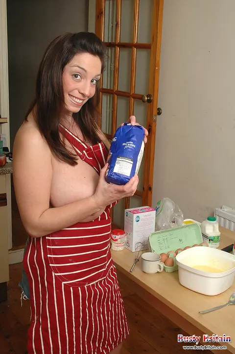 Michelle Bond: Thick British MILF Shows Her Huge Natural Tits in the Kitchen – photo 9 of 15