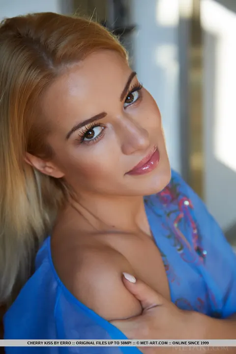 Cherry Kiss: Blonde PAWG Spreads Her Shaved Pussy on a Chair – photo 3 of 18