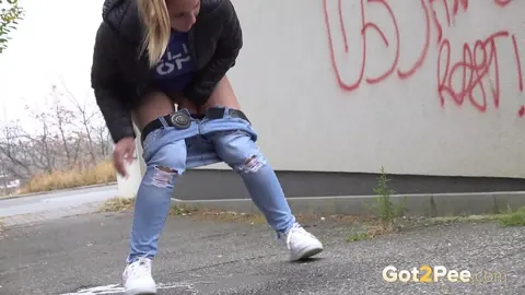 Naomi Bennet: Czech Brunette in Jeans Spreads Her Pussy Outdoors – photo 11 of 15