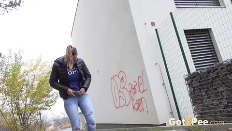 Naomi Bennet: Czech Brunette in Jeans Spreads Her Pussy Outdoors – photo 13 of 15