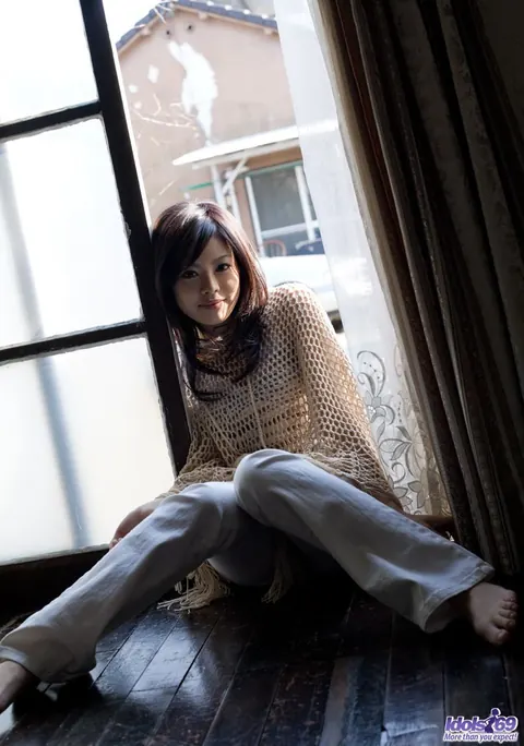 China Yuki: Asian Redhead Poses Nude on the Bed Then Dresses – photo 13 of 16