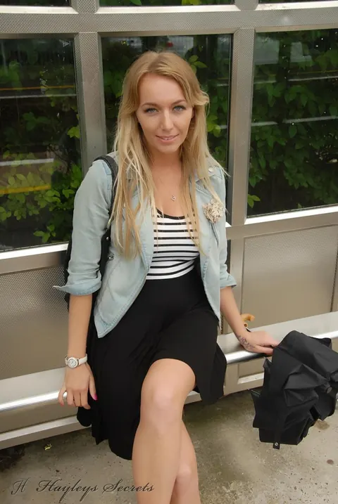 Hayley Marie Coppin: British Blonde MILF Flashes Her Tits and Pussy Outdoors – photo 3 of 12