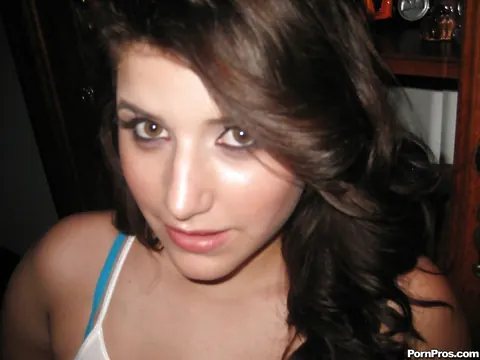 Eva Dior: Amateur Thick Brunette Flaunts Her Big Natural Tits and Spreads Her Legs – photo 1 of 16