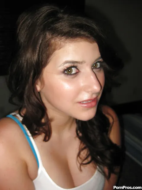 Eva Dior: Amateur Thick Brunette Flaunts Her Big Natural Tits and Spreads Her Legs – photo 4 of 16