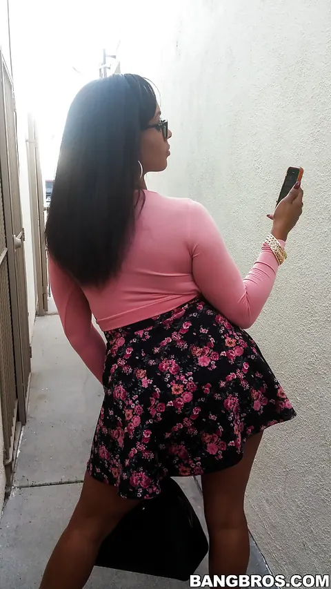Porsha Carrera: Thick Ebony Brunette Shows Off Her Big Ass Outdoors in Heels – photo 3 of 16