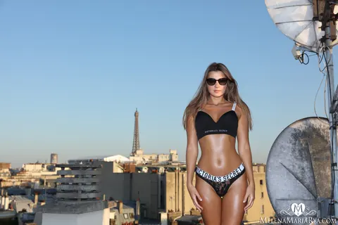 Melena A: Tall Brunette Flashes Her Bikini Body in Public – photo 6 of 15