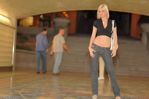 Kelly Spencer: Blonde in Jeans Flashes Her Tits and Ass at a Car Show – photo 3 of 20