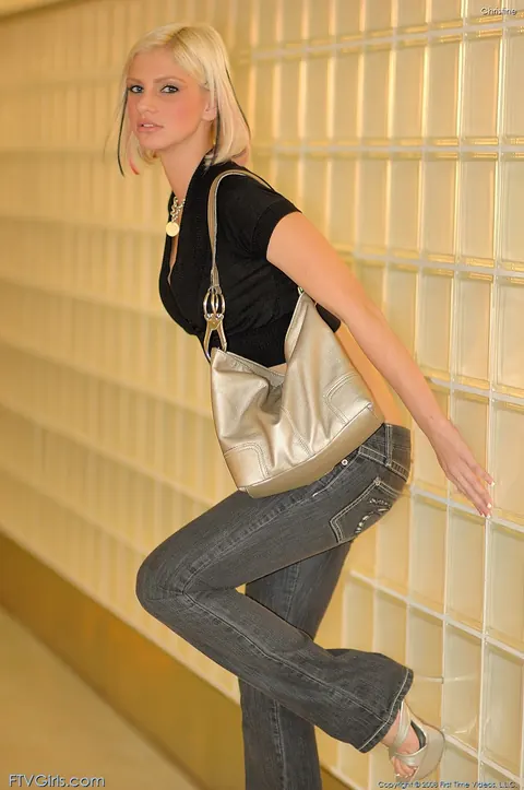 Kelly Spencer: Blonde in Jeans Flashes Her Tits and Ass at a Car Show – photo 5 of 20