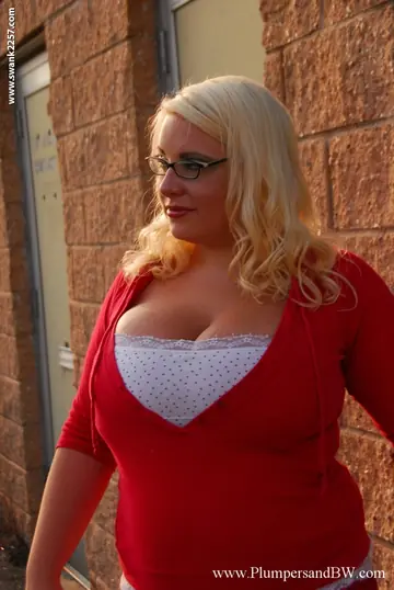 Scarlett Rouge – Busty Blonde PAWG Strips Outdoors in Glasses
