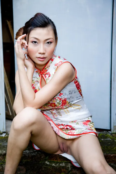 Sophier Deng: Tall Asian MILF Poses Nude Outdoors – photo 5 of 20