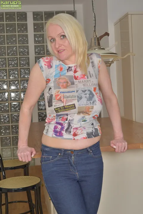 Jade Wilson: Mature British Blonde Strips Out of Her Jeans and Spreads – photo 3 of 15