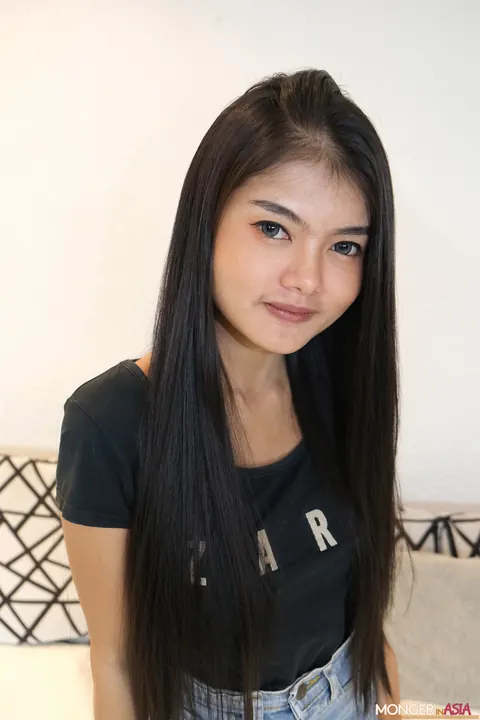 Petite Thai MILF Kisses Her Partner Before Sex – photo 2 of 20