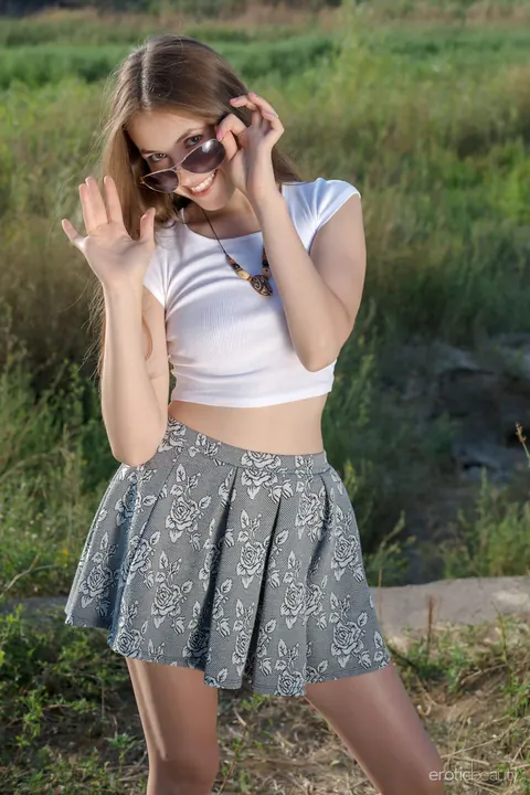 Hrizantema: European Brunette Strips Out of Her Skirt and Spreads Outdoors – photo 3 of 16