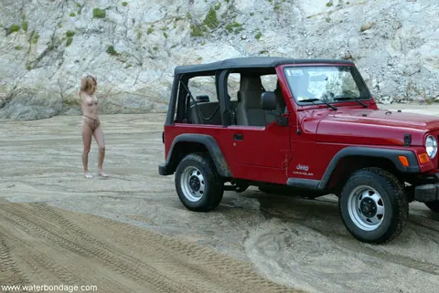 PAWG Tied to a Jeep Spreads Her Ass on the Beach – photo 19 of 20