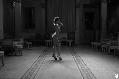 Italian Beauty Strips Naked and Shows Her Body – photo 14 of 15