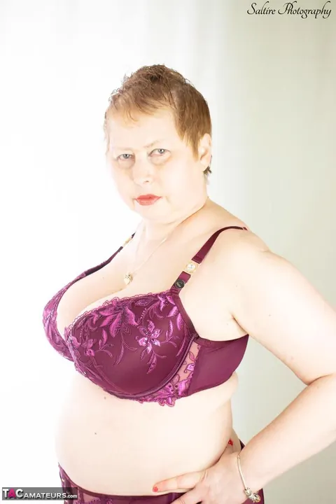 Posh Sophia: Curvy Mature Blonde Unleashes Her Big Tits from Lingerie – photo 3 of 16