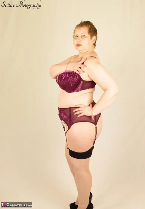 Posh Sophia: Curvy Mature Blonde Unleashes Her Big Tits from Lingerie – photo 5 of 16
