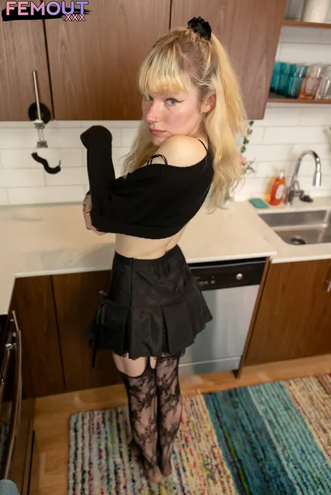 Blonde Trans Woman in Stockings Masturbates with a Dildo – photo 5 of 16