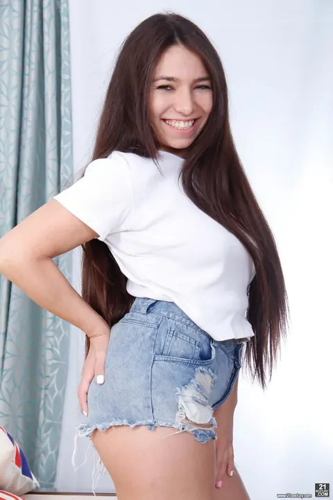Slim Brunette Spreads Her Pussy and Displays Her Tattoo – photo 4 of 17