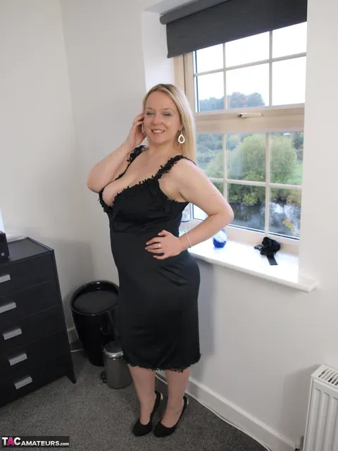 Sindy Bust: British BBW Blonde Strips Out of Her Dress on the Bed – photo 2 of 16