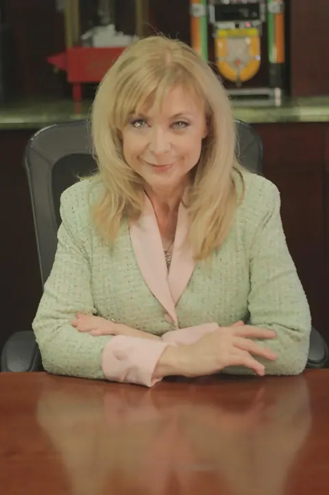 Nina Hartley: Mature Blonde Flaunts Her Big Tits in the Office – photo 4 of 16