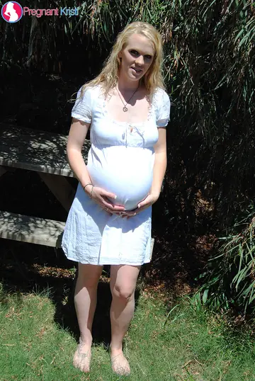Hydii May – Pregnant Blonde Amateur Bares Her Shaved Pussy Outdoors