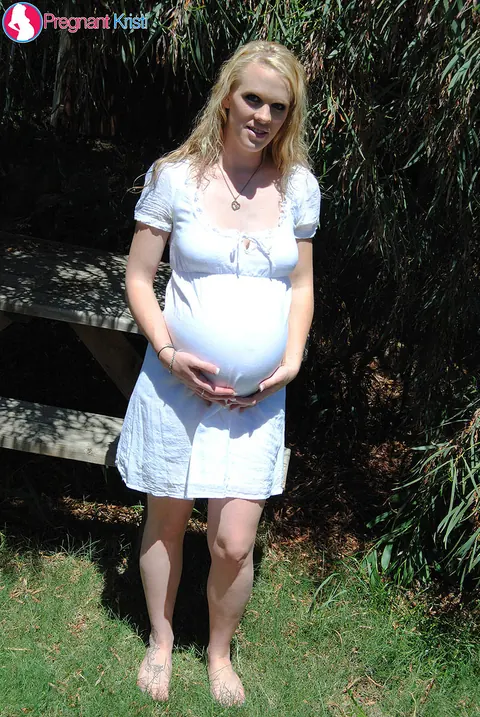Hydii May: Pregnant Blonde Amateur Bares Her Shaved Pussy Outdoors – photo 1 of 15