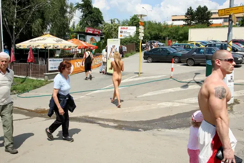 Billy Raise: Czech Brunette Flashes Her Pussy Outdoors in Glasses – photo 15 of 21