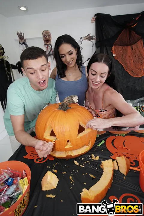 Tia Cyrus & Leila Larocco: Petite Busty Latina Takes a Facial – photo 3 of 21