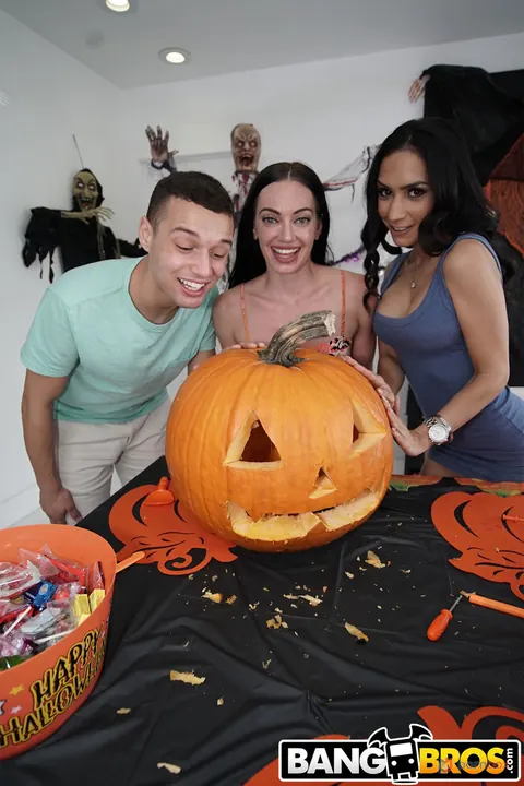 Tia Cyrus & Leila Larocco: Petite Busty Latina Takes a Facial – photo 1 of 21