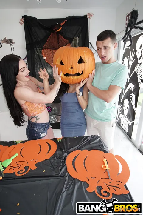 Tia Cyrus & Leila Larocco: Petite Busty Latina Takes a Facial – photo 10 of 21