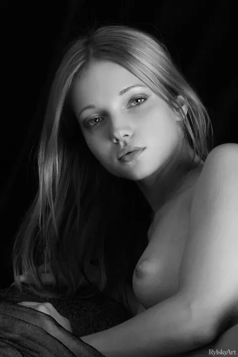 Anastasia Savina: Skinny Blonde Strips and Shows Her Small Natural Tits – photo 9 of 20